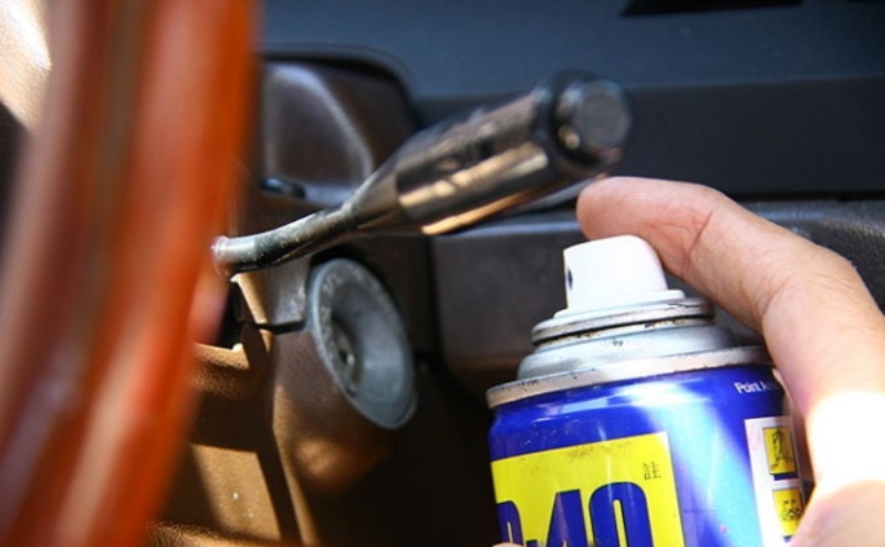 Use-WD-40-In-Ignition-Retrieve-Broken-Key.jpg